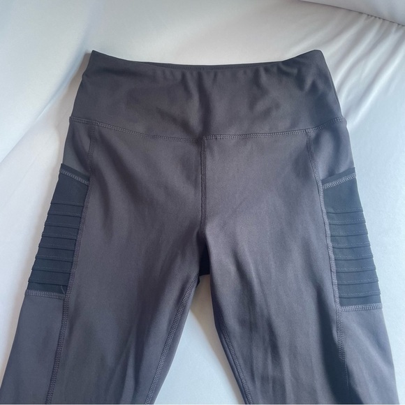 NWOT Athletic Works Women's Gray Stretch Workout Yoga 2/3 Leggings Size Medium - Picture 6 of 10